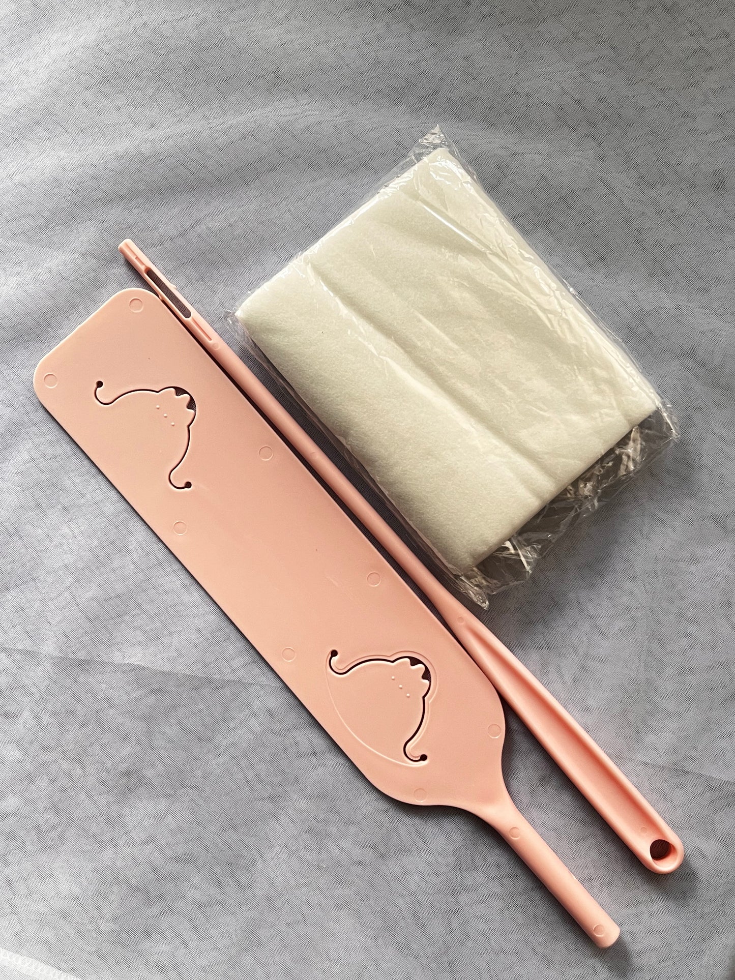 Gap Duster with 10 pcs Non-woven cleaning cloth.