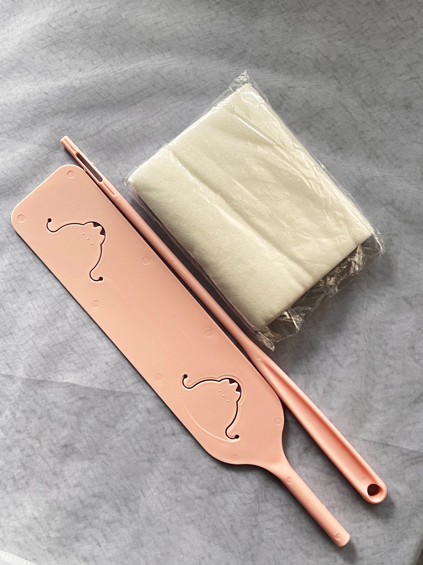 Gap Duster with 10 pcs Non-woven cleaning cloth.
