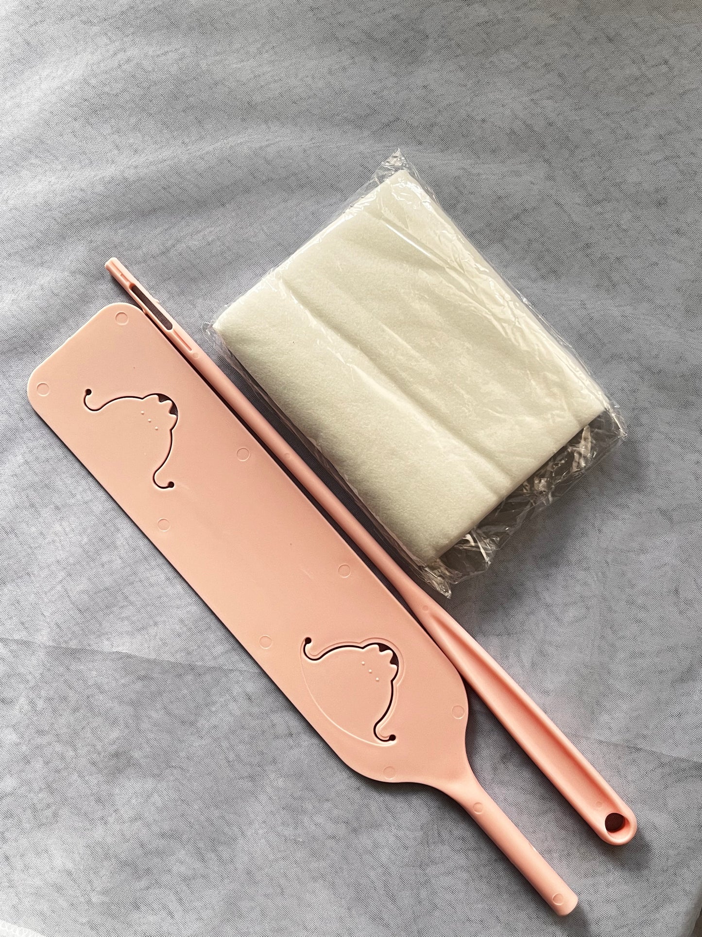 Gap Duster with 10 pcs Non-woven cleaning cloth.